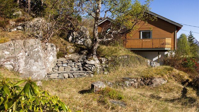 Tomten er på ca 1.127m² og er i all hovedsak naturtomt