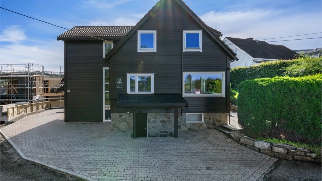 Inngang til underetasjen.