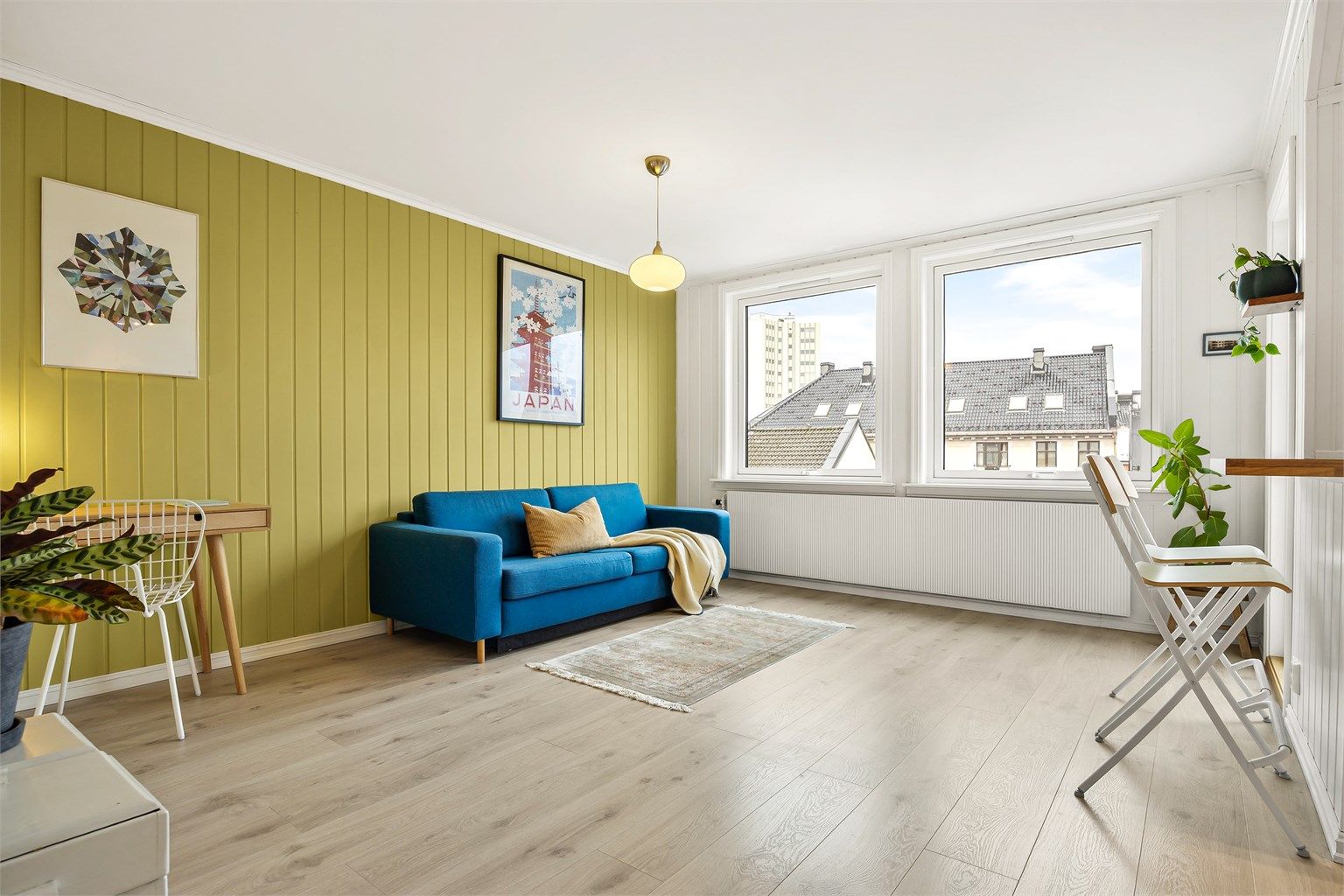 Radiator og varmtvann i leiligheten, tilknyttet felles sentralvarmeanlegg.
