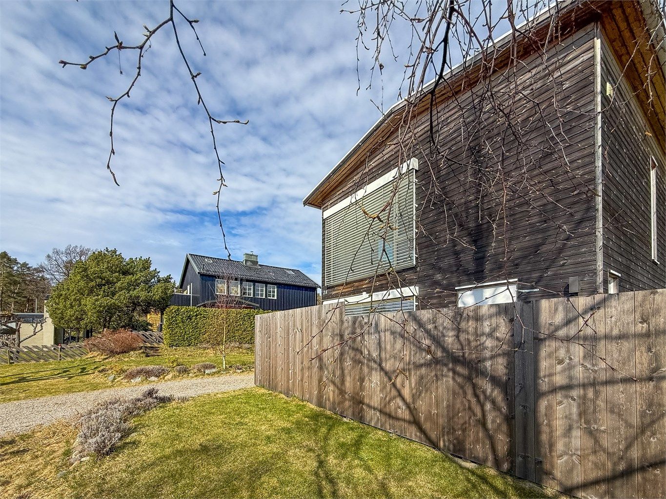 Eiendommen ligger i et rolig og etablert nabolag.