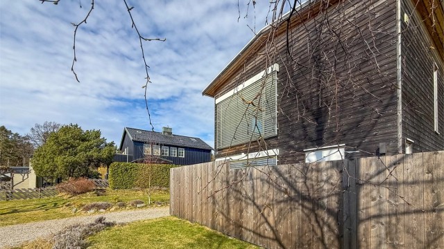 Eiendommen ligger i et rolig og etablert nabolag.