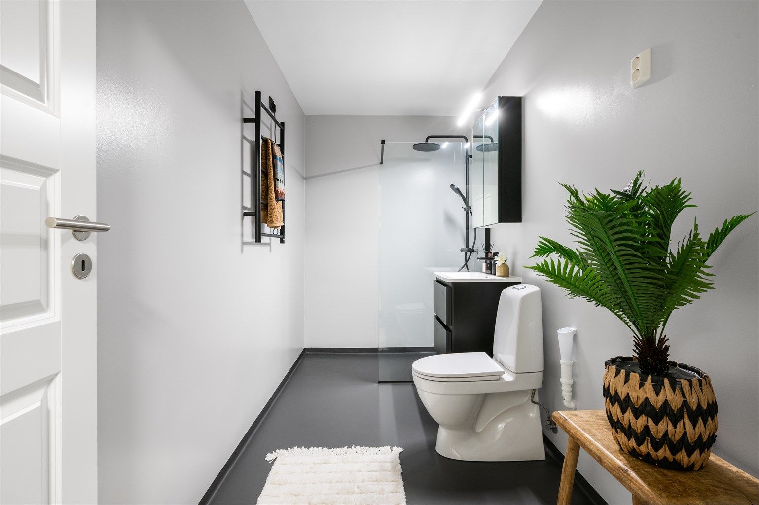 Badet er funksjonelt innredet og har opplegg for vaskemaskin.