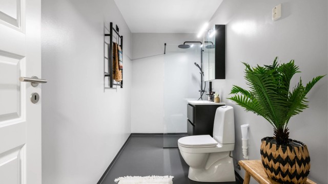 Badet er funksjonelt innredet og har opplegg for vaskemaskin.