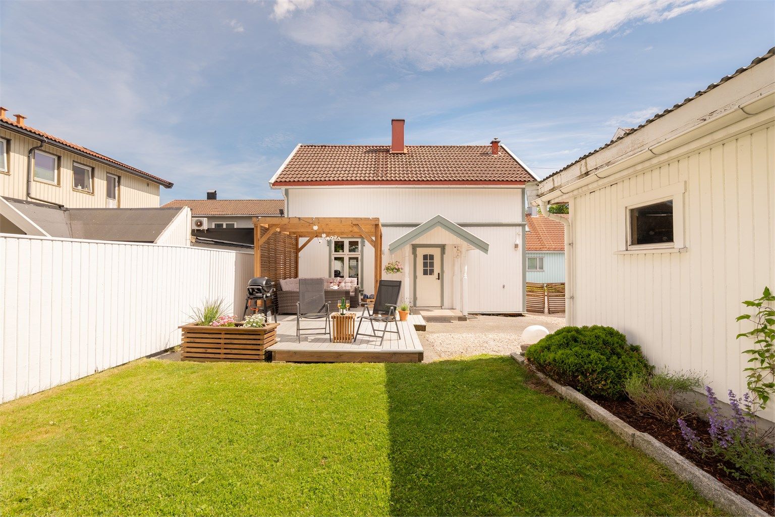 Mellom plenen og boligen er en flott platting med pergola nylig oppført. Utvendig malerarbeid er også utført nylig.