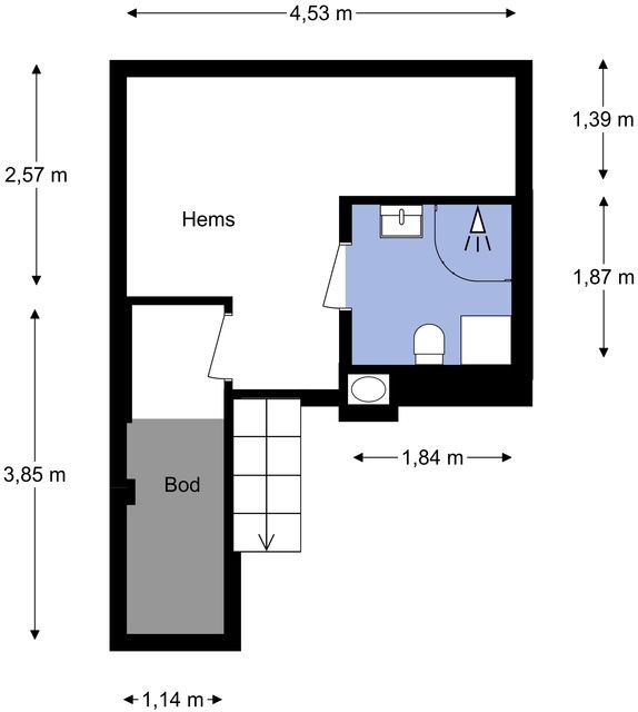 Loftsplanet er smart utnyttet med hems, bad og en praktisk innvendig bod for ekstra lagring.
