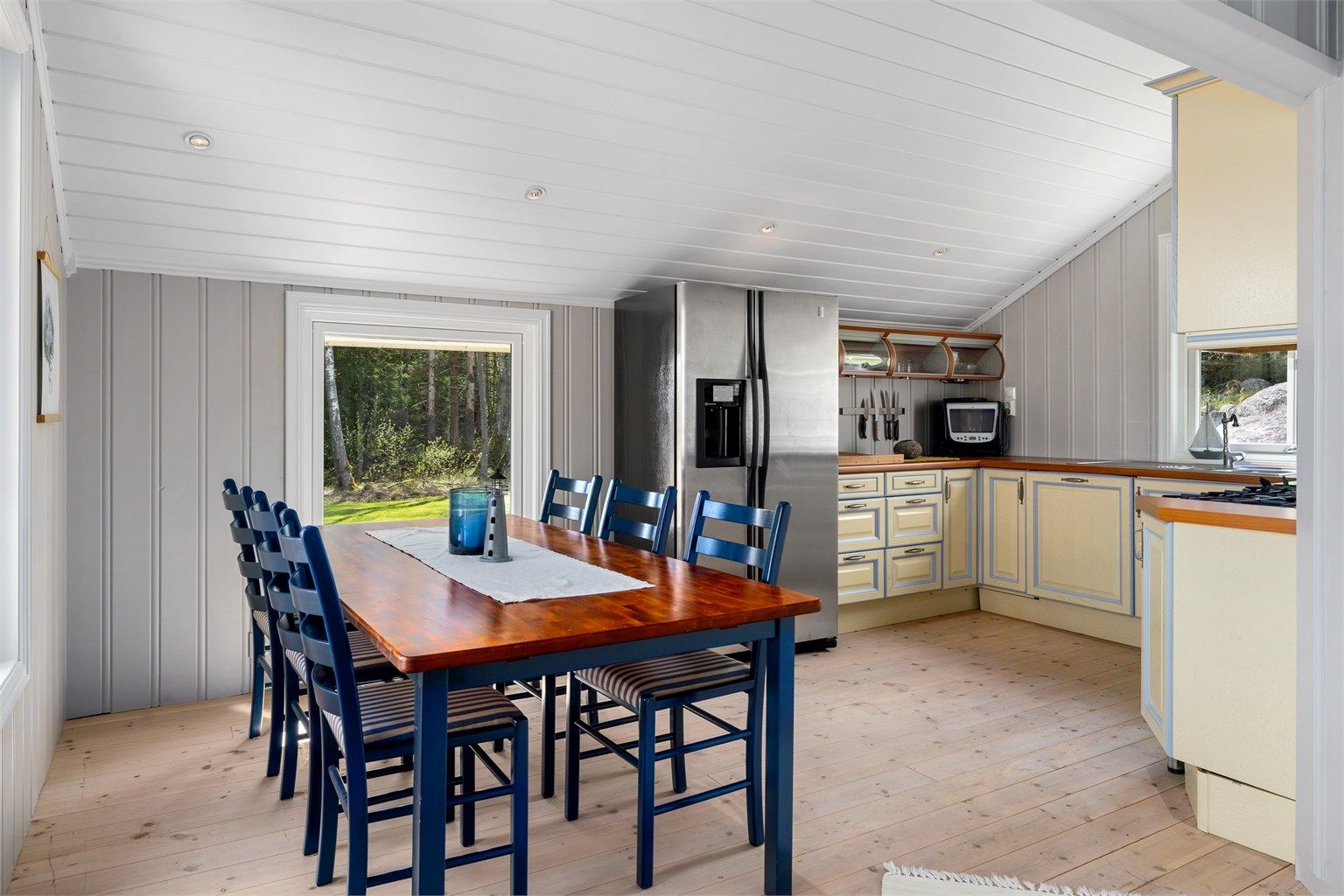 Her er det rikelig med plass til stort kjøkkenbord og hele familien.