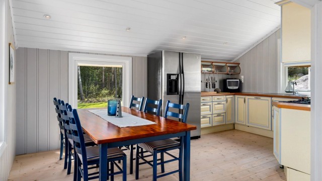 Her er det rikelig med plass til stort kjøkkenbord og hele familien.