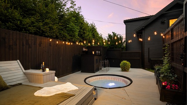 Med plassbygget dobbel daybed og barløsning er plattingen som skapt også for større sammenkomster under åpen himmel.