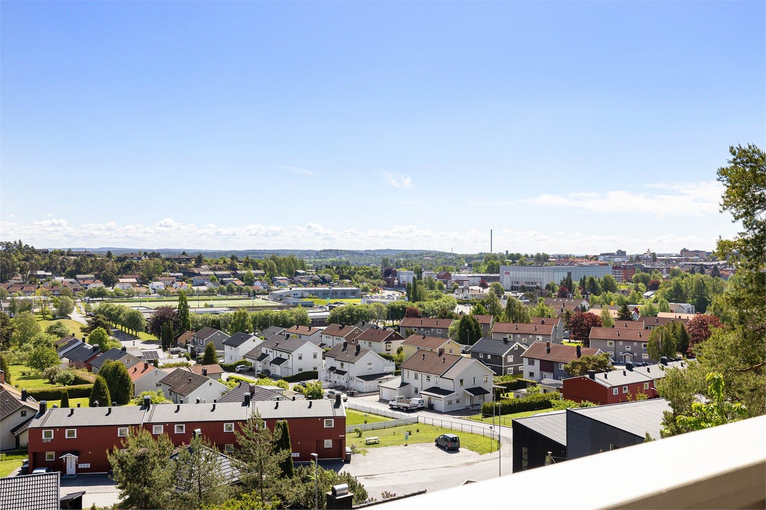 Over de nærmeste omgivelsene på Kurland sees langstrakt utsikt mot horisonten i øst.