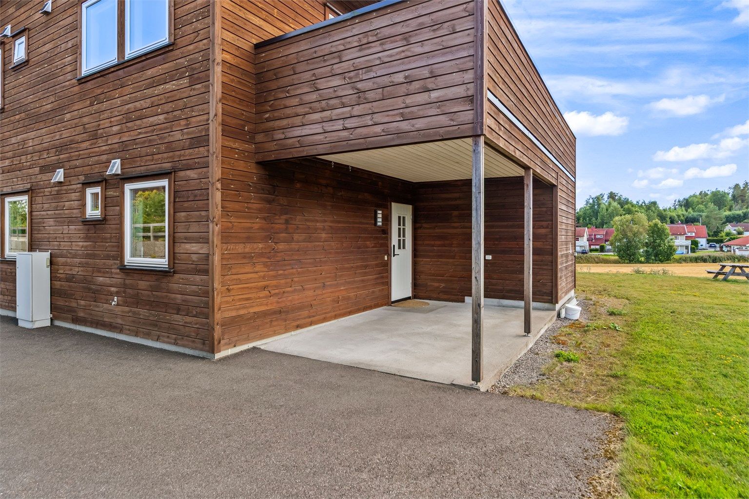 Overbygget inngangsparti og tilhørende carport med mulighet for elbillader.