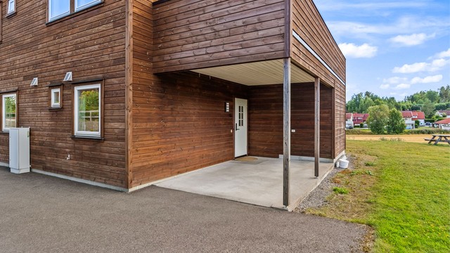 Overbygget inngangsparti og tilhørende carport med mulighet for elbillader.