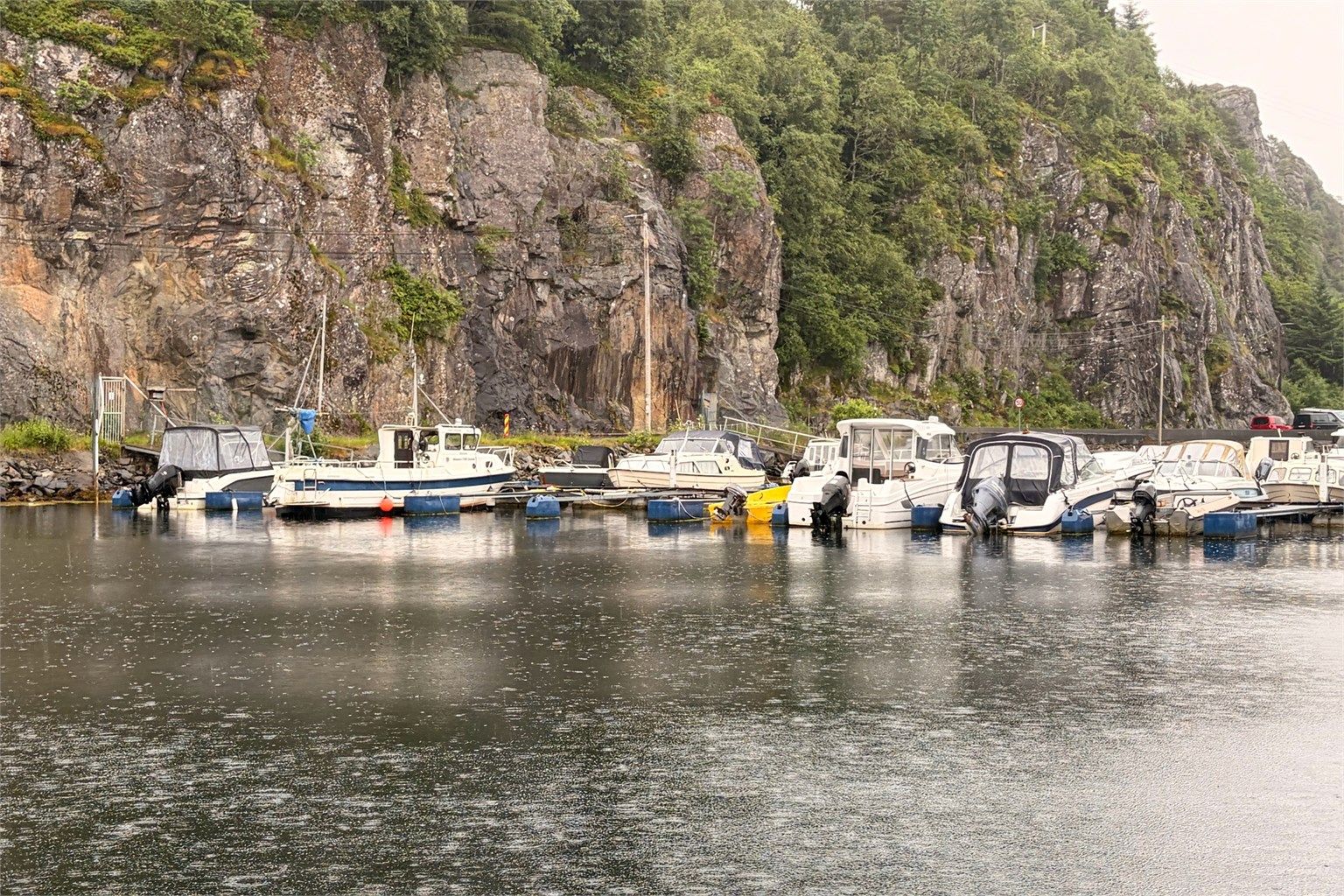 Våge Marina. Her har selger leiet båtplass frem til mars 2027. Det er plass til parkering for egen bil og gjester like ved marinaen.