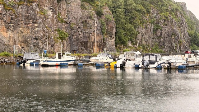 Våge Marina. Her har selger leiet båtplass frem til mars 2027. Det er plass til parkering for egen bil og gjester like ved marinaen.