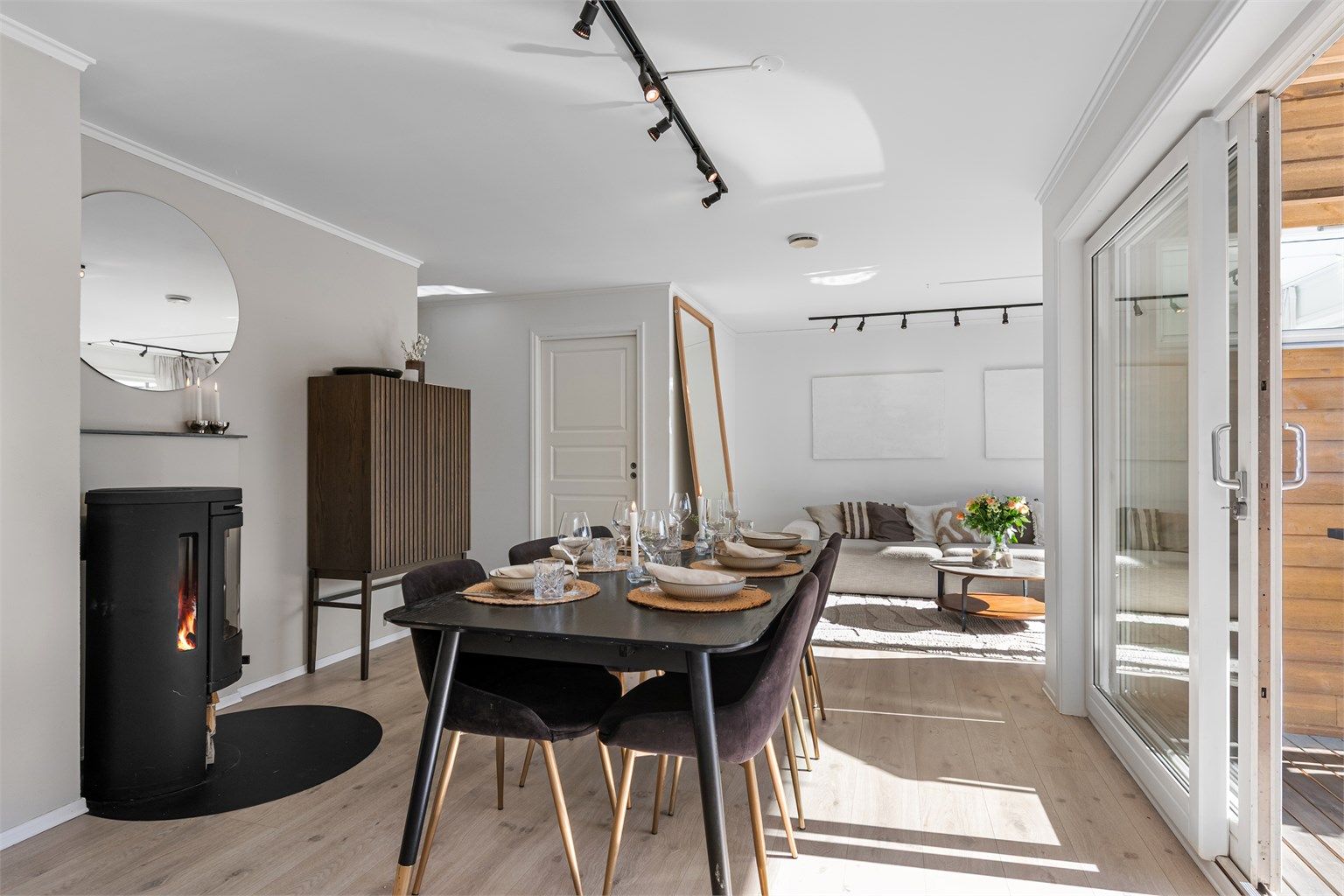 Det romslige oppholdsrommet har god plass til både langbord og sofagruppe.