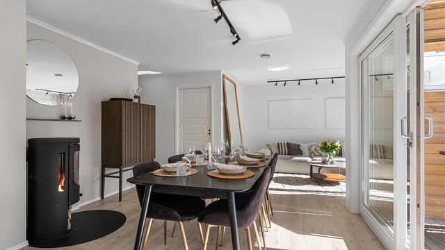 Det romslige oppholdsrommet har god plass til både langbord og sofagruppe.