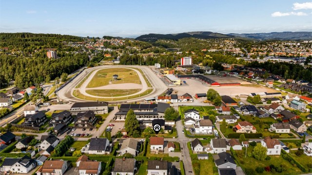 Klosterskogen travbane ligger rett i nærheten – og når Påsketravet går av stabelen, blir det ekstra liv i nærområdet.