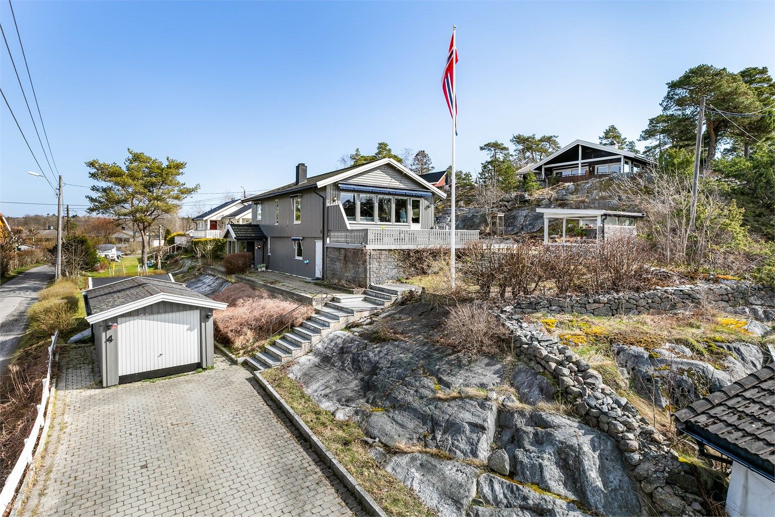 Boligen ble oppført i 1978 på et vestvendt og solfylt høydedrag.
Fotograf; Børge Oppegård.