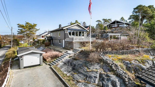 Boligen ble oppført i 1978 på et vestvendt og solfylt høydedrag.
Fotograf; Børge Oppegård.