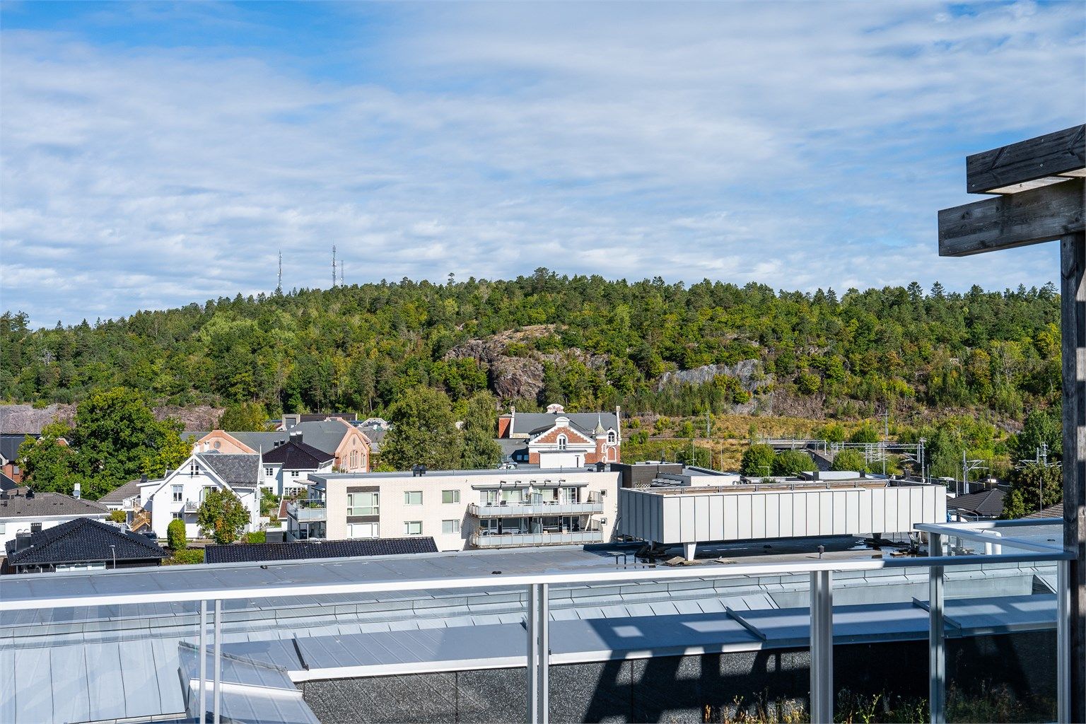 Flott utsyn mot de skogkledde høydene i Frodeåsen.