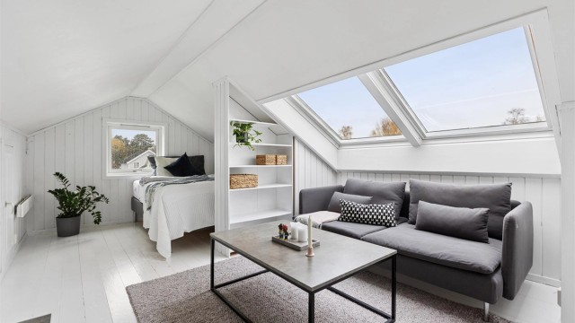 Loftsetasjen er innredet med oppholdssone, takvinduer og tilstøtende soverom.