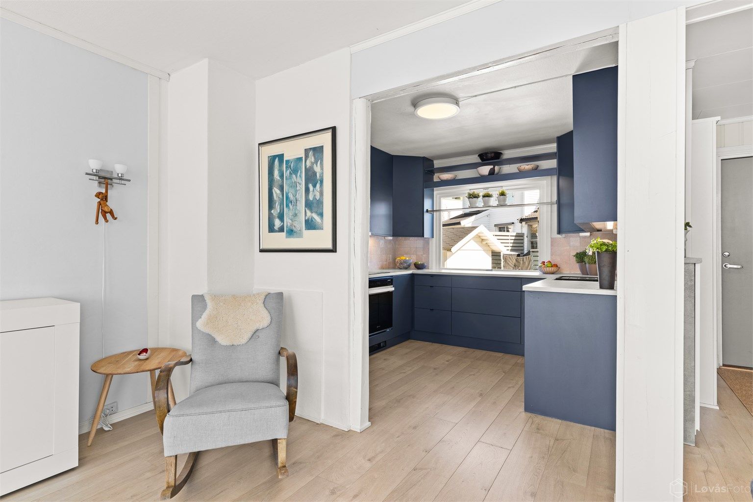 Kjøkkenet har en praktisk plassering med enkel adkomst fra både entré og stue.