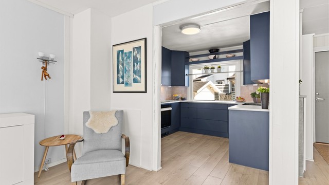 Kjøkkenet har en praktisk plassering med enkel adkomst fra både entré og stue.