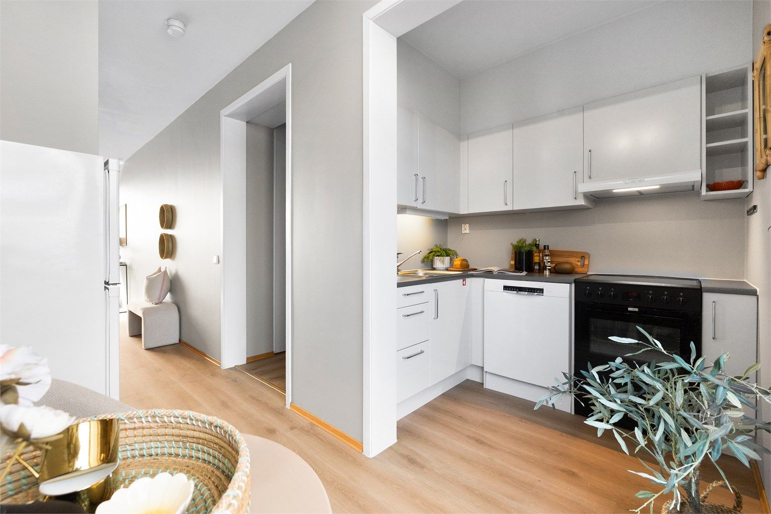 Kjøkkenet ligger i åpen løsning med stuen, men er samtidig naturlig avskjermet i egen sone. 