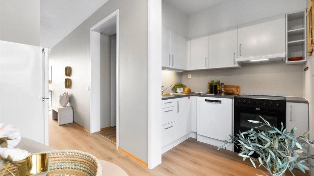 Kjøkkenet ligger i åpen løsning med stuen, men er samtidig naturlig avskjermet i egen sone.