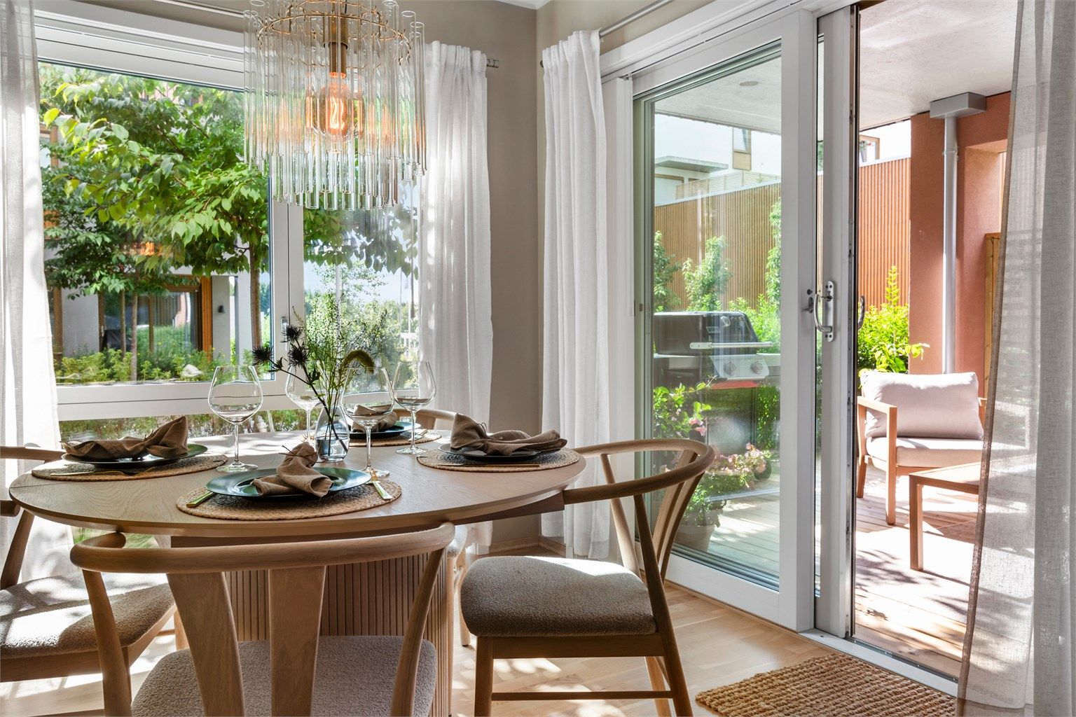 Fra spisestuen er det utgang til markterrasse. 