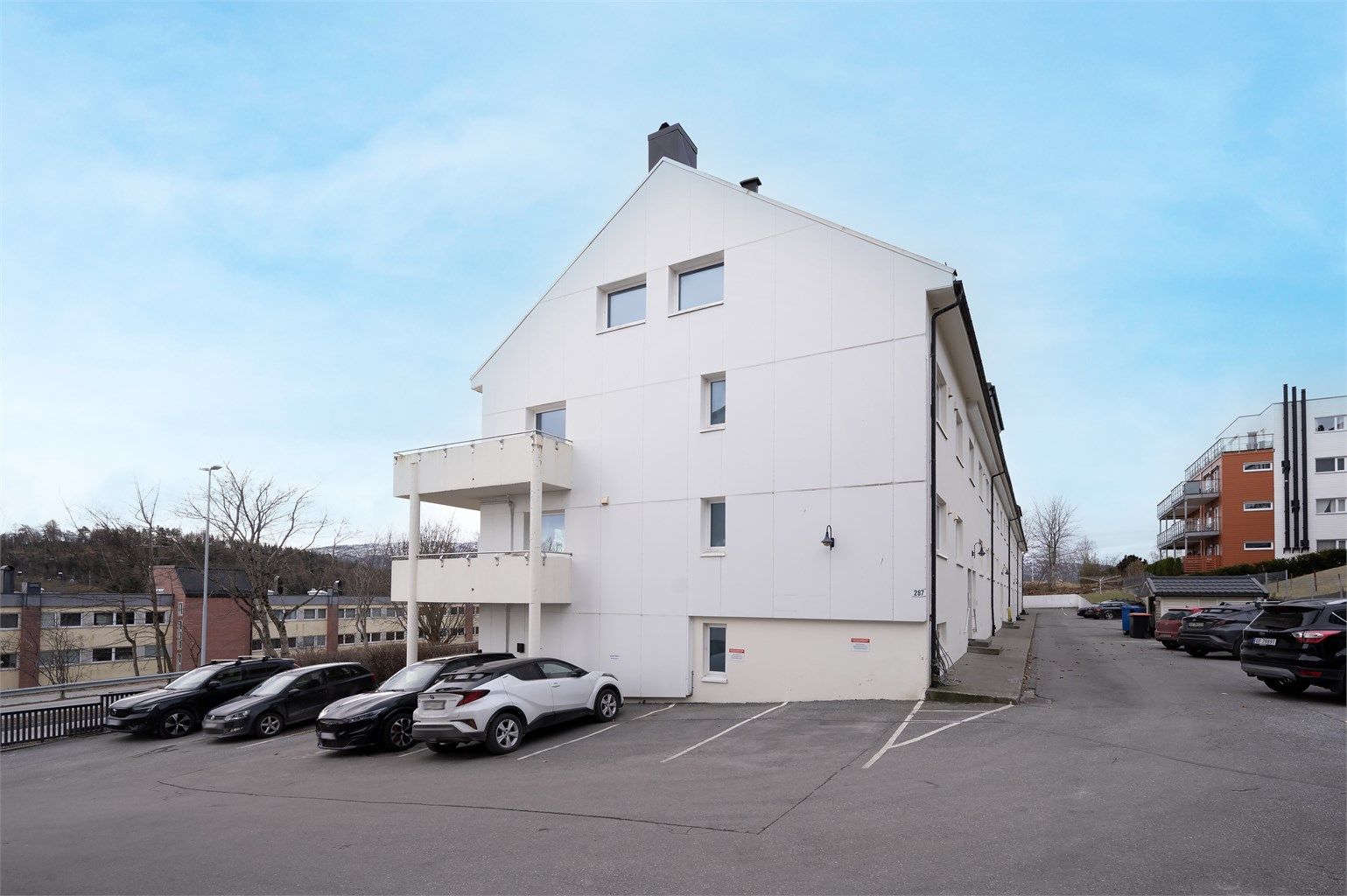 Hverdagslogistikken er enkel med kort avstand til både Eurospar og Kiwi for dagligvarehandel.