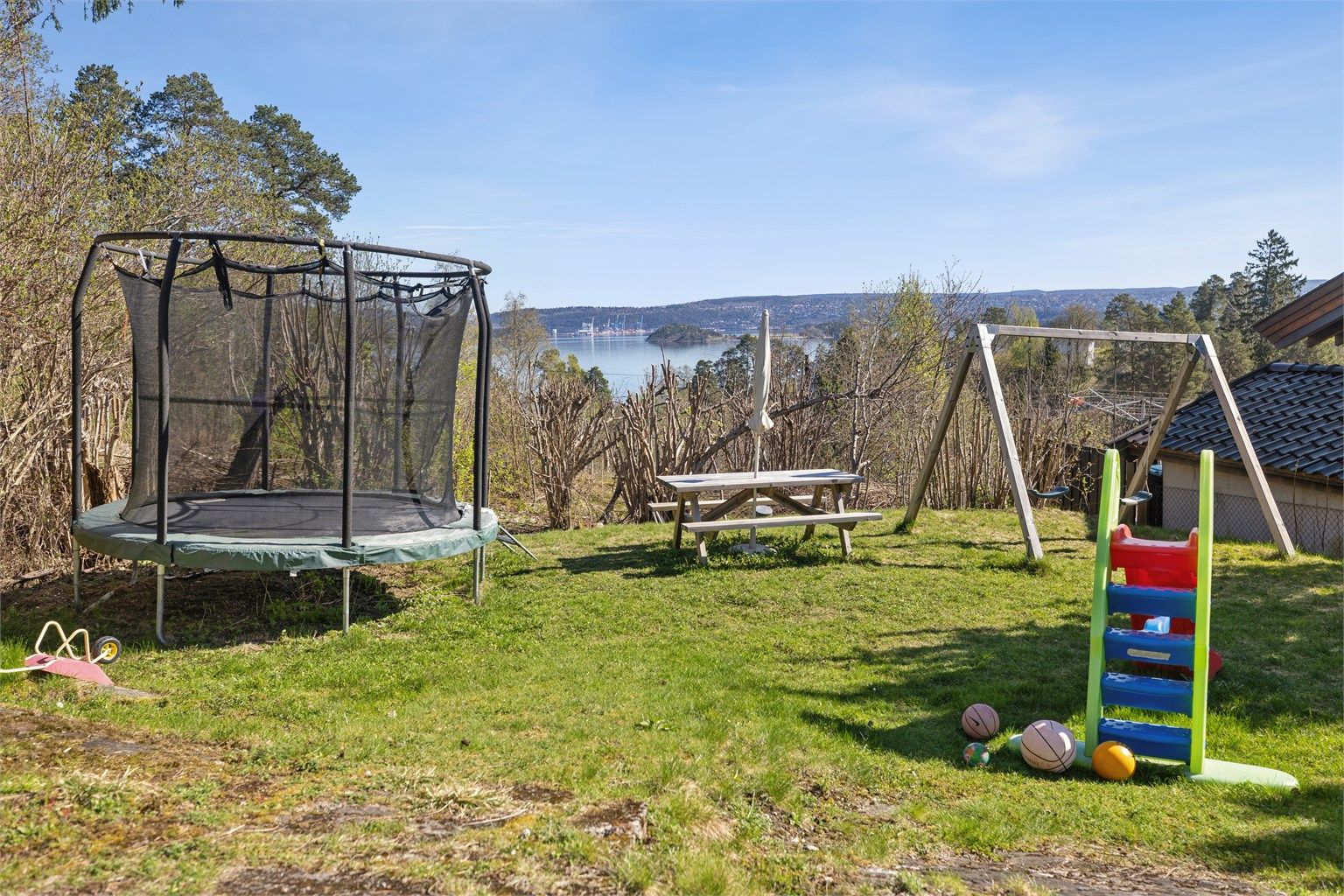 Hagen har gode arealer og byr på rikelig med boltreplass for barna, med god plass til blant annet trampoline og annen lek.