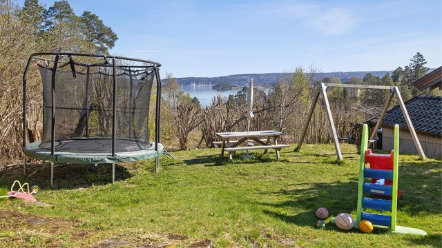 Hagen har gode arealer og byr på rikelig med boltreplass for barna, med god plass til blant annet trampoline og annen lek.