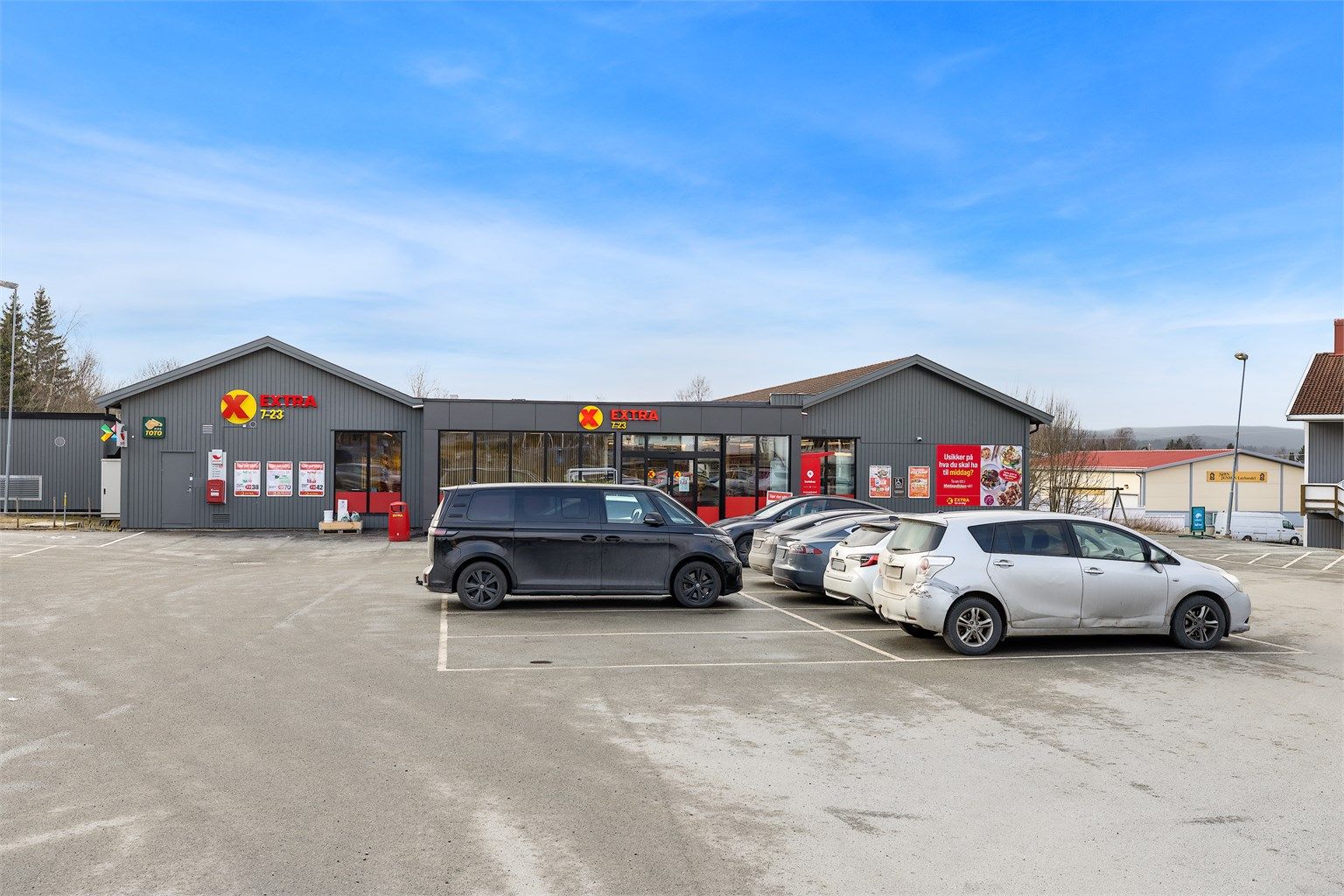 I tillegg er det også en Coop Extra-butikk i umiddelbar nærhet.