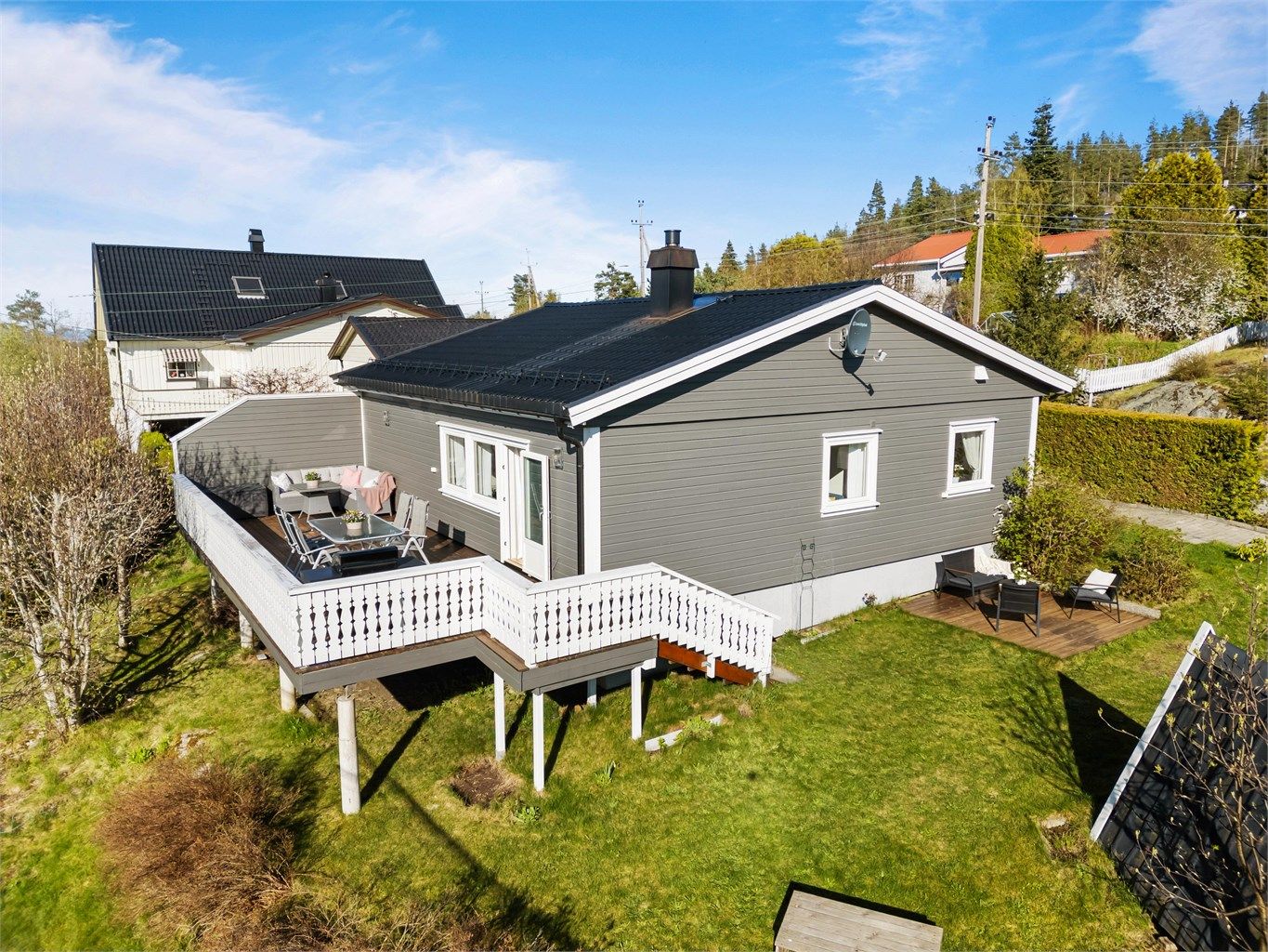 Trivelig enebolig med 3 soverom, lys stue med peis, solrikt kjøkken og smart bad. Stor tomt på 1 190 kvm og romslig terrasse – perfekt for familieliv og uteaktiviteter!