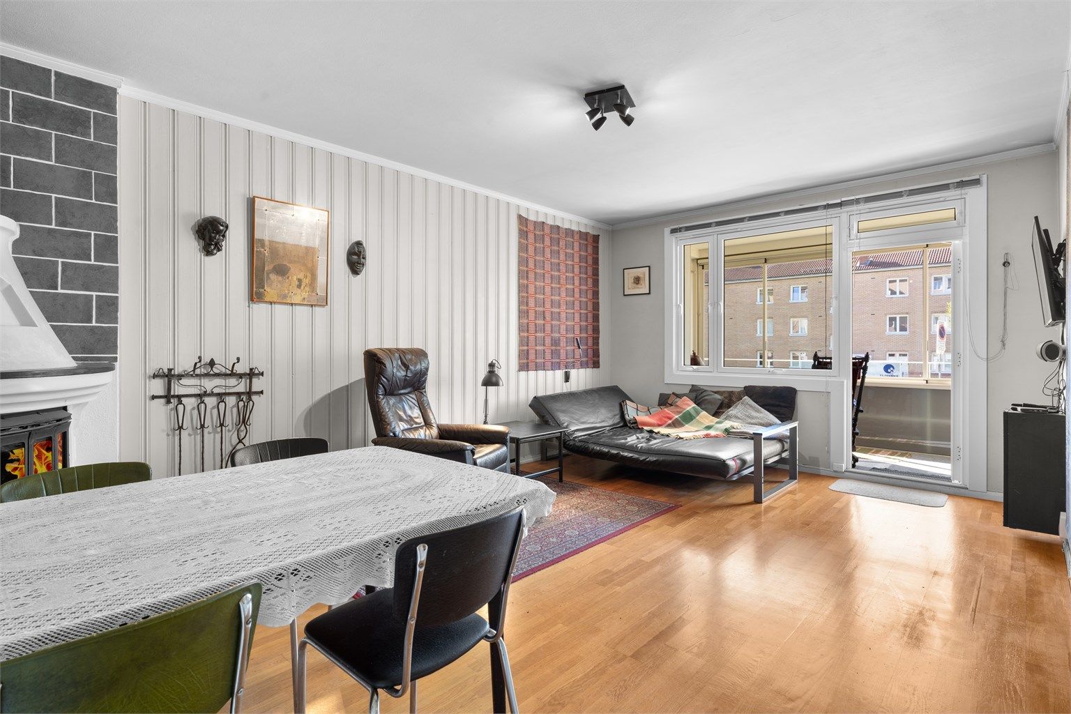 Velkommen til en fin 3-roms med rolig og attraktiv beliggenhet. Stuen med plass til både sofagruppe og spisestue. Foto:Oh shots
