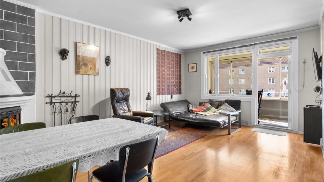Velkommen til en fin 3-roms med rolig og attraktiv beliggenhet. Stuen med plass til både sofagruppe og spisestue. Foto:Oh shots