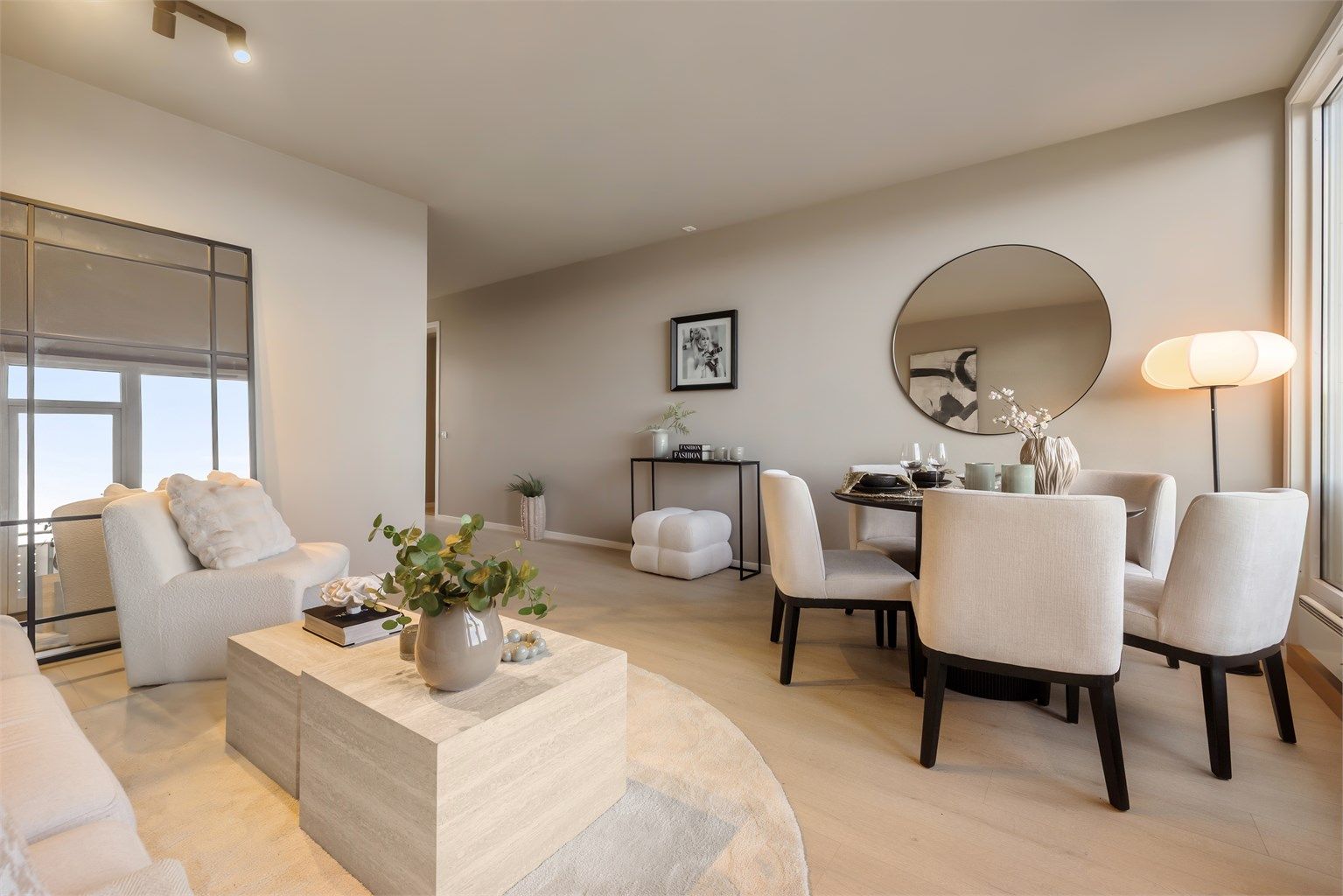 Delikate farger og en harmonisk innredning gir stuen et lunt og innbydende preg.