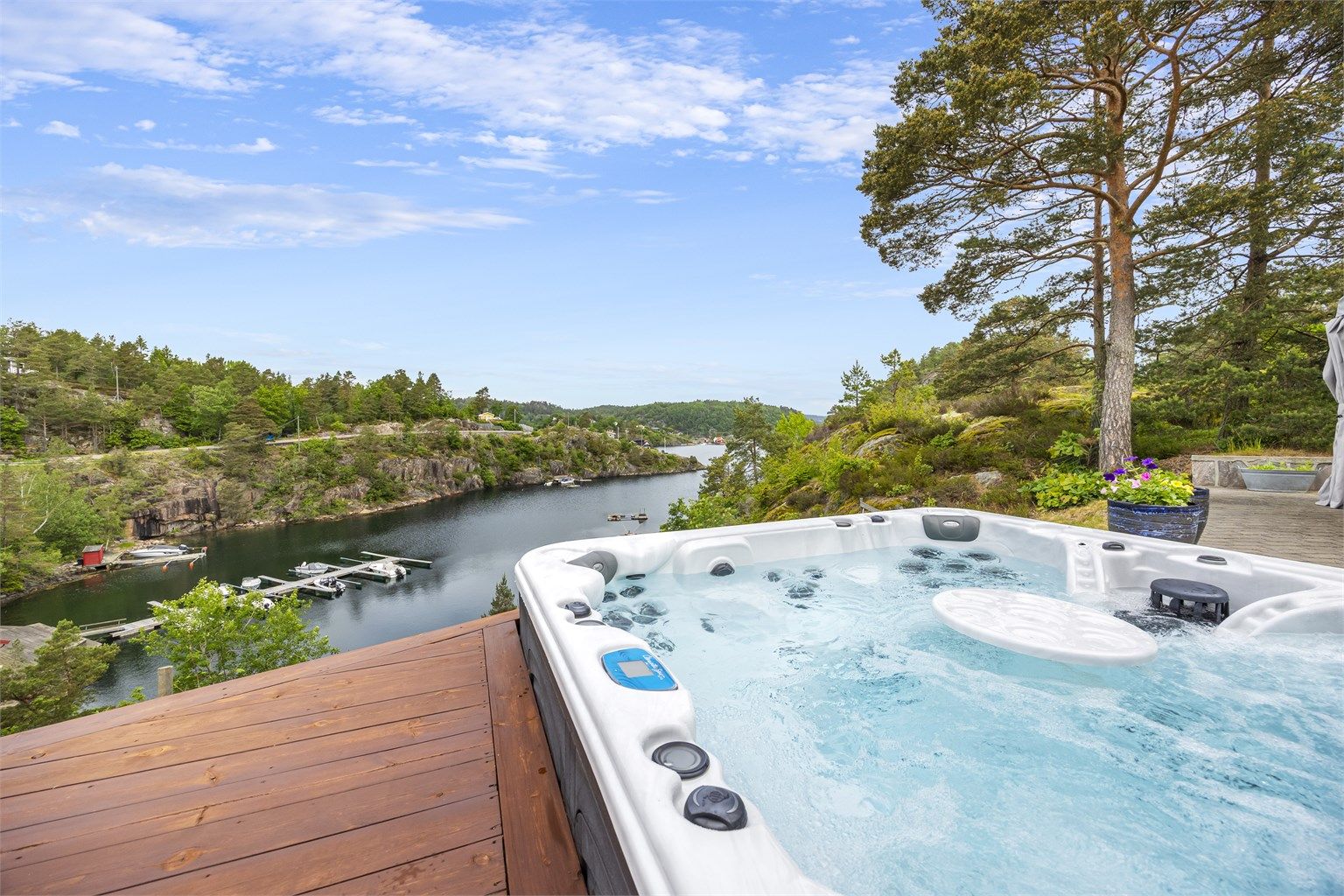 På terrassen kan man nyte utsikt, sol og jacuzzi i rolige omgivelser.
