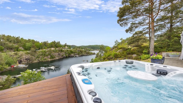På terrassen kan man nyte utsikt, sol og jacuzzi i rolige omgivelser.