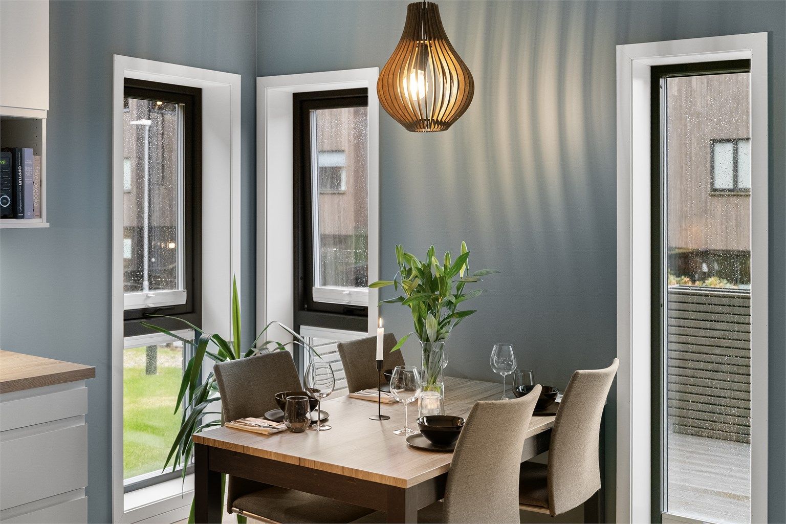 Det er god plass til spisebord i den åpne løsningen mellom stue og kjøkken.