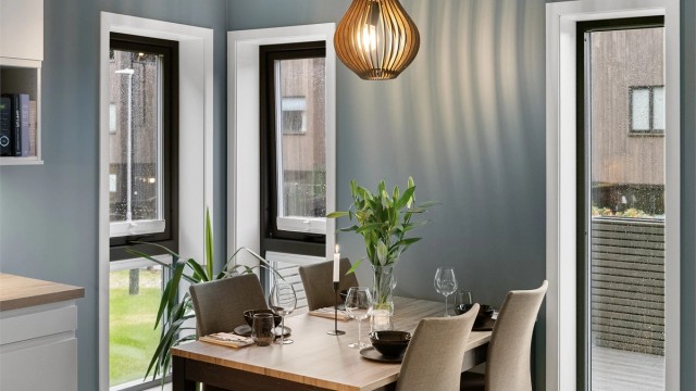 Det er god plass til spisebord i den åpne løsningen mellom stue og kjøkken.