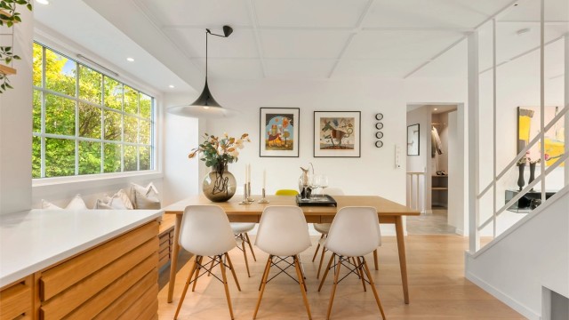 Rommet har en spisestuedel med integrert spisegruppe og plass til langbord