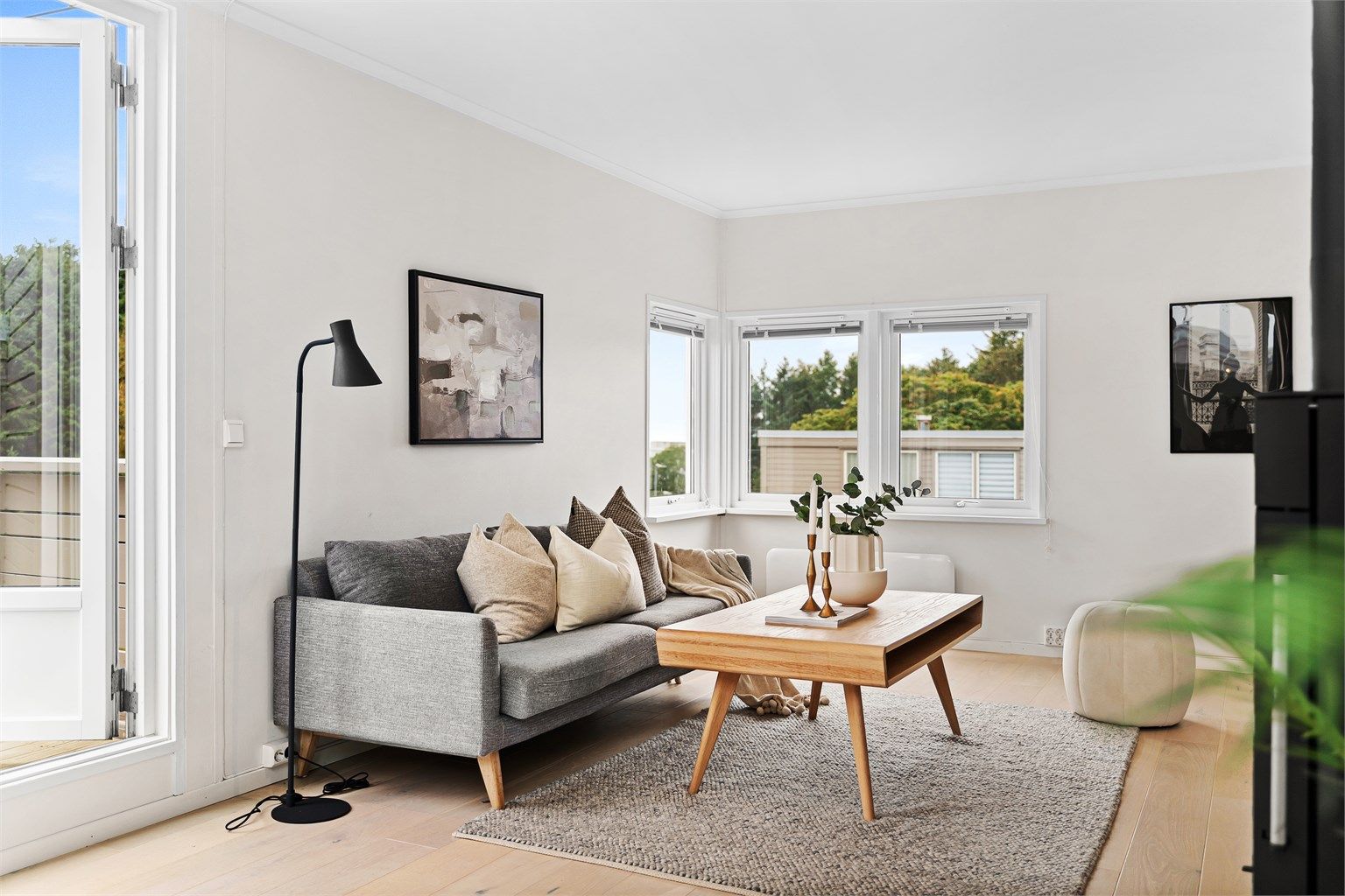 Lys og luftig stue med gode store lysflater, samt ekstra takhøyde.