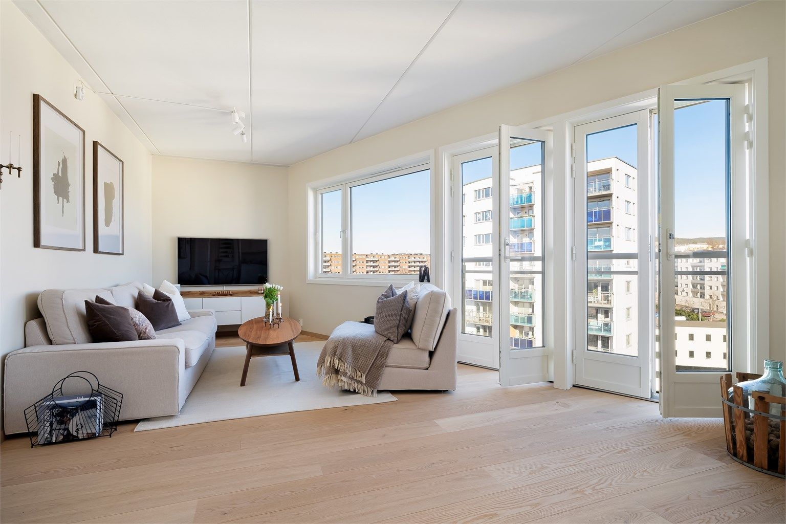 Leiligheten ligger høyt og tilbaketrukket fra bystøy i 7.etg, samtidig som du er en kort spasertur unna Carl Berner.