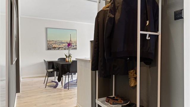 Entréen har plass til garderobeskap