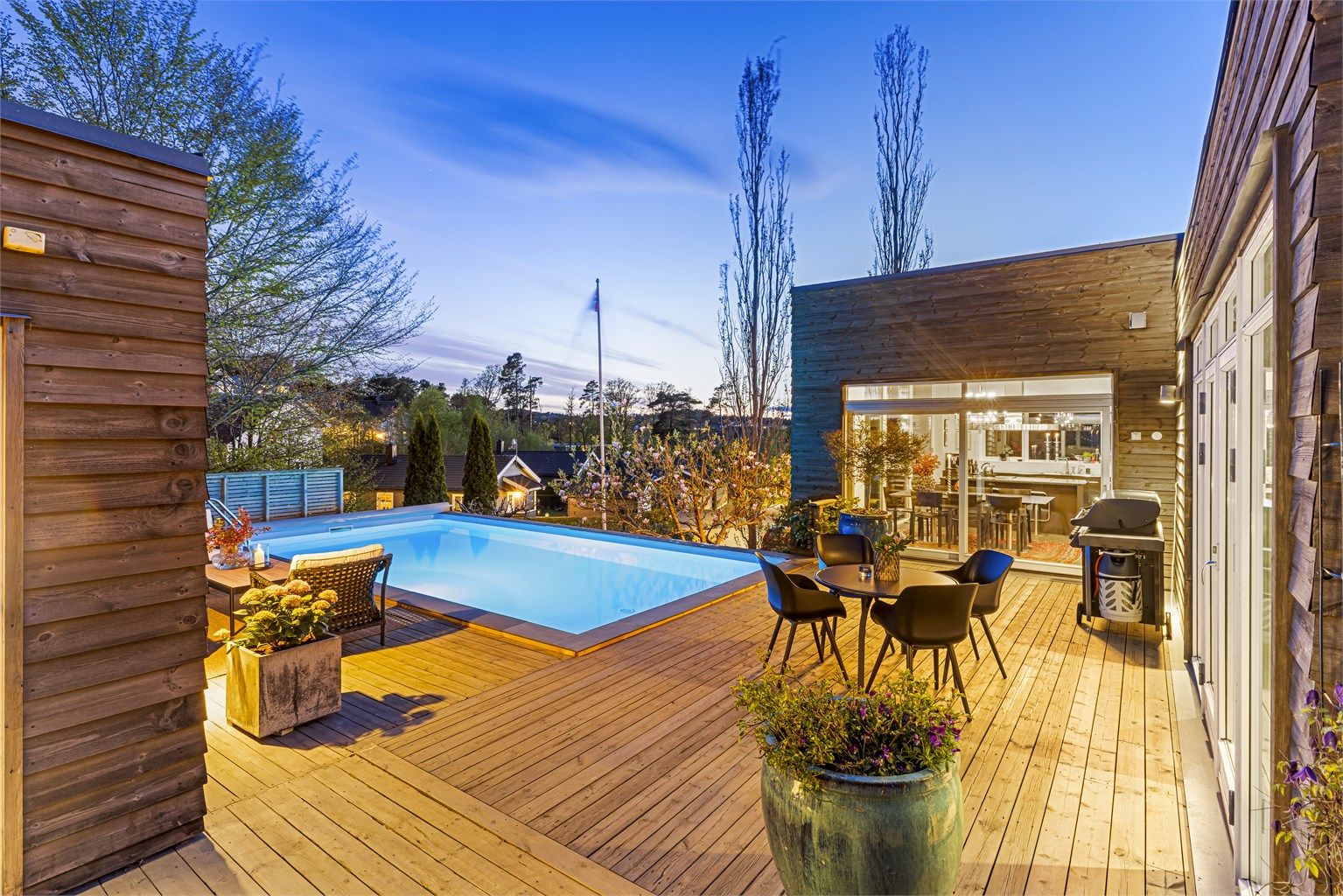 Velstelt og pent uteområde som er gjennomført tilpasset tomtens naturlige terreng.