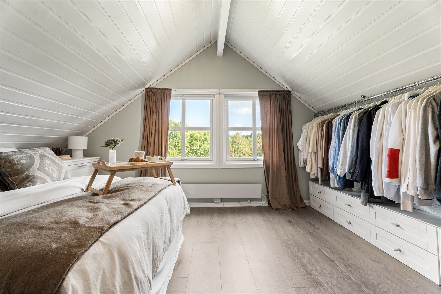 Soverommet har plass til dobbeltseng og garderobeløsning under skråtaket.