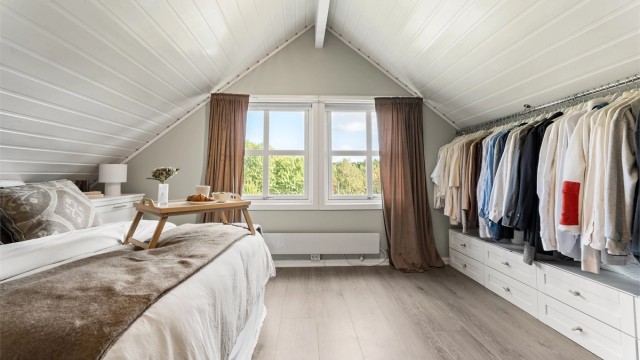 Soverommet har plass til dobbeltseng og garderobeløsning under skråtaket.