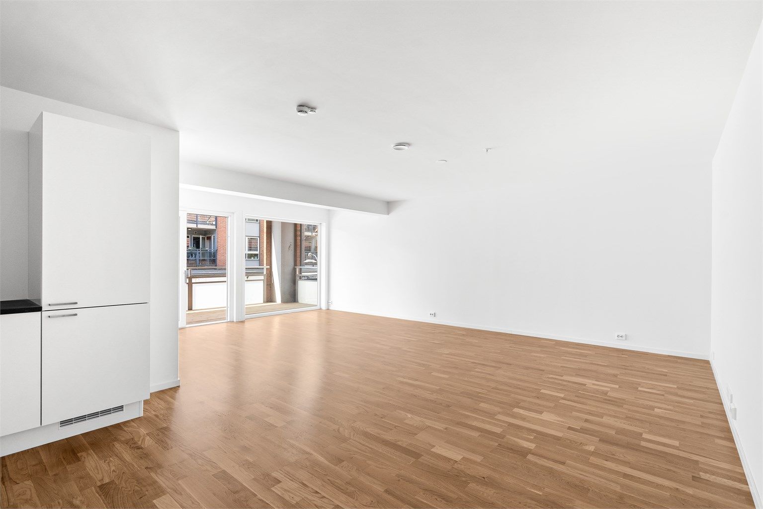 Fra kjøkken mot romslig og delikat stue.