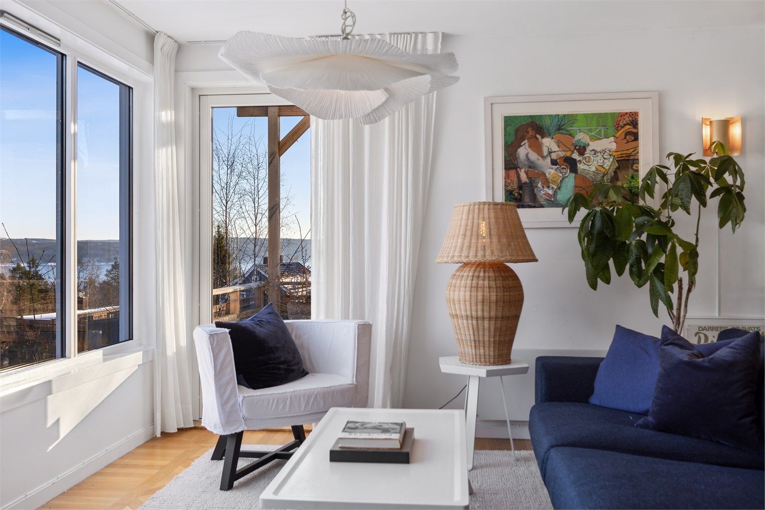 De store vindusflatene i stuen gir rikelig med naturlig lys og ivaretar den flotte utsikten mot fjorden.